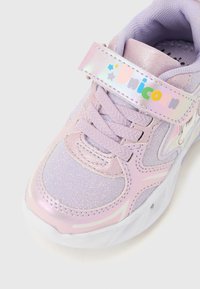 Baskets violettes en textile scintillant, semelle en caoutchouc blanche, lacets et une bride avec un motif "Licorne" et des accents colorés.