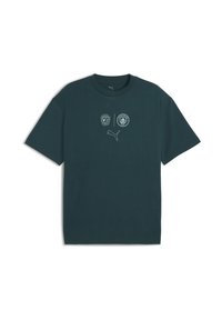 Camiseta de algodón color verde azulado oscuro, de mangas cortas, con escote redondo, que presenta dos logotipos y un logotipo central de Puma en blanco en la zona del pecho.