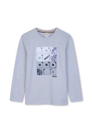 Lichtblauw shirt met lange mouwen en een frontprint met negen vierkante afbeeldingen van platenspelers en het woord BOSS onder het ontwerp.