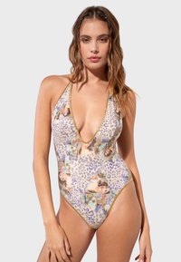 Maillot de bain une pièce qui présente un imprimé léopard violet avec des motifs artistiques. Il a un décolleté en V profond et des bordures dorées. Texture de tissu lisse.
