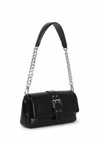 Sort læderhandbag med en struktureret form, der har en frontklap, sølvspænde og kædested. Glat tekstur med subtil finish.
