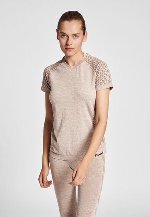Beige atletisk t-shirt med korte raglanærmer. Tekstileret stof på ærmerne, glat krop, rund halsudskæring og logo ved kanten.
