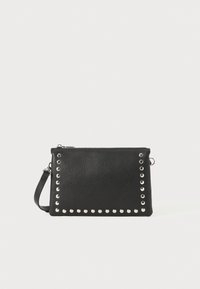 Schwarze Leder-Clutch mit strukturierten Oberflächen, verziert mit silbernen Nieten an einer Kante und einem abnehmbaren Tragegurt für vielseitige Tragemöglichkeiten.