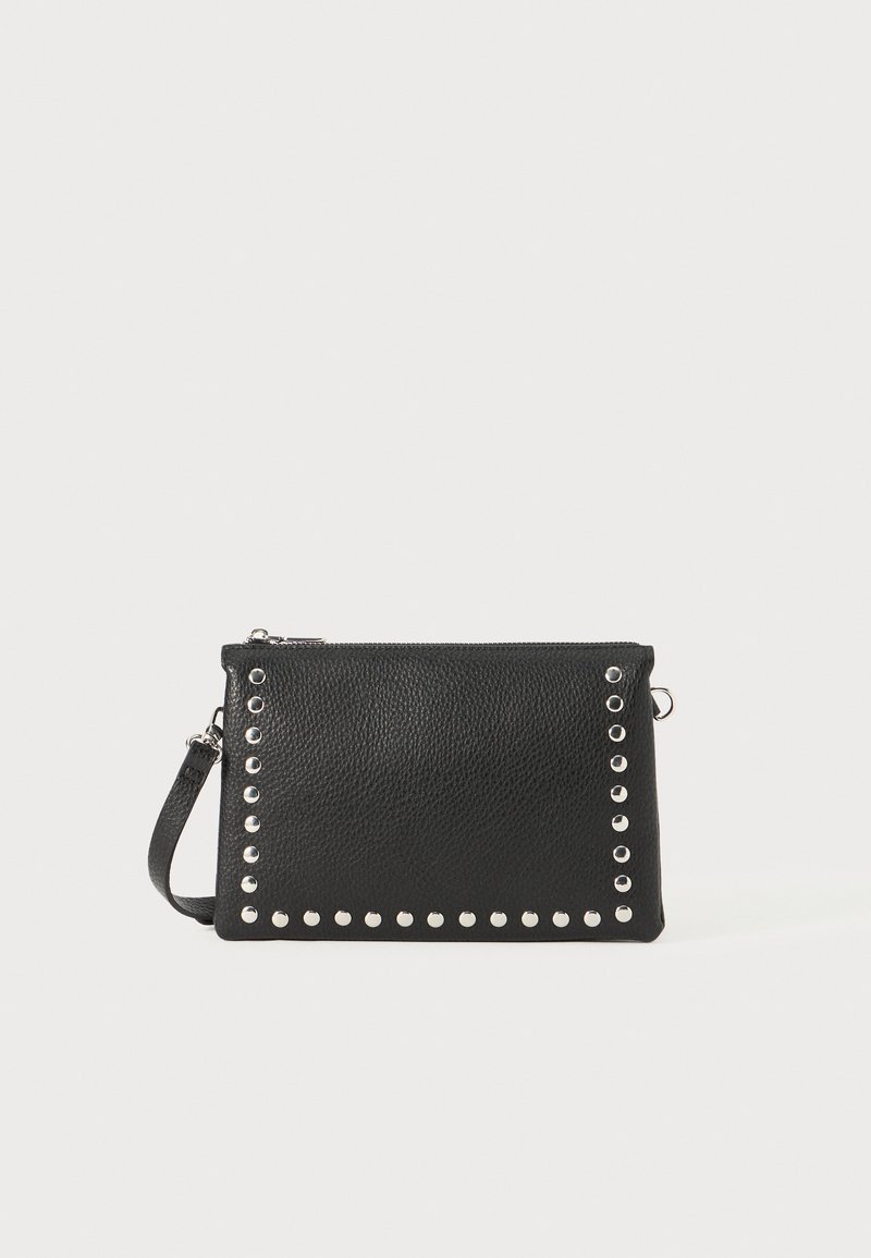 Schwarze Leder-Clutch mit strukturierten Oberflächen, verziert mit silbernen Nieten an einer Kante und einem abnehmbaren Tragegurt für vielseitige Tragemöglichkeiten.