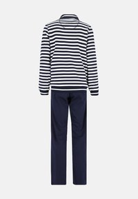 Polo rayé bleu marine et blanc à manches longues avec col, associé à un pantalon élastique de taille bleu marine uni. Tissu doux et coupe décontractée.