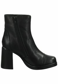 Botas de tobillo de cuero negro con cremallera lateral, tacón ancho y textura suave, con puntera redondeada y detalles de costura mínimos.