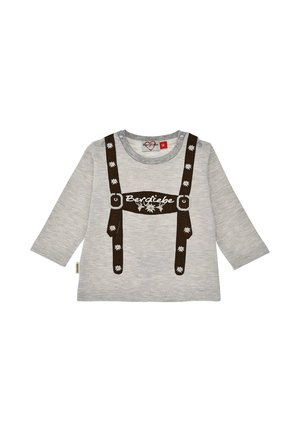 Graues Babys-Langarmshirt mit aufgedruckten braunen Hosenträgern und weißen Blumendetails, mit dem Wort "Bergliebe" auf der Vorderseite.