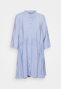 Světlomodré šaty na knoflíky s mandarinovým límcem, tříčtvrtečními rukávy, nařaseným pasem a hladkou, mírně pomačkanou strukturou.