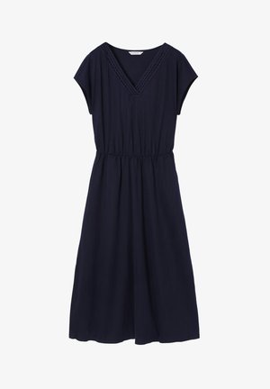 Mornarsko modra obleka z V-izrezom, kratkimi rokavi s kapicami, elastičnim pasom in tekočim A-silhuetnim krilom. Tekstura vzdolž izreza.