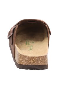 Braune Leder-Sandale mit Korkfußbett und strukturiertem Gummisohle. Mit einer Metall-Schnalle und einer weichen, konturierten Sohle für Komfort.