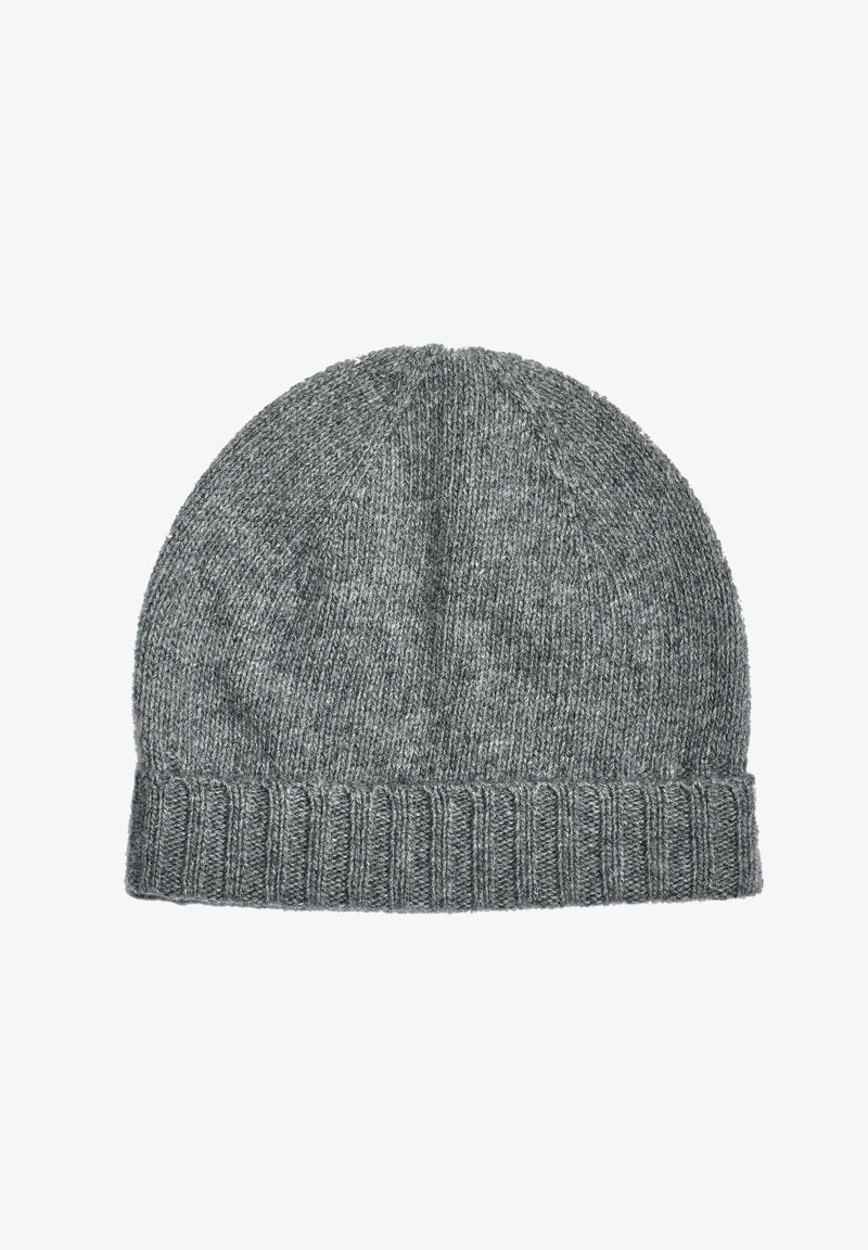 Gorro de punto gris con un puño acanalado, textura suave y parte superior sin costuras. El material parece grueso y cálido para el clima frío.