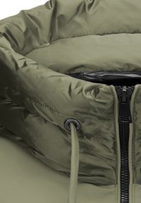 Padded Jacke in olivgrün, mit glänzender Textur, hohem Kragen und einem schwarzen Reißverschluss mit Kordelzug. Auffällige Nähdetails sind vorhanden.