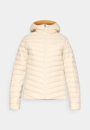 Bunda s kapucňou v svetlej smotanovej farbe s šikmým prešívaním, so zipsom. Vnútro má kontrastnú teplú oranžovú podšívku.