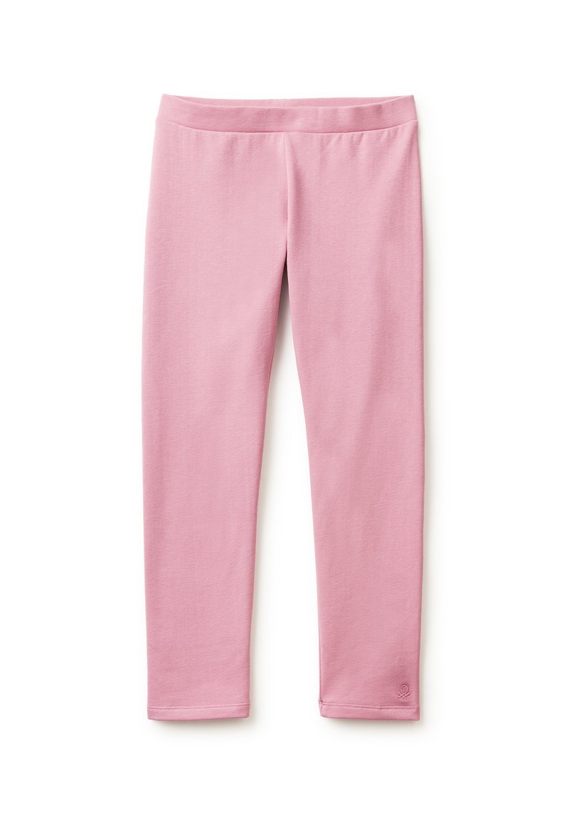 Růžové legíny vyrobené z hladké, elastické látky. Mají jednoduchý design s elastickým pasem a žádné viditelné vzory nebo akcenty.