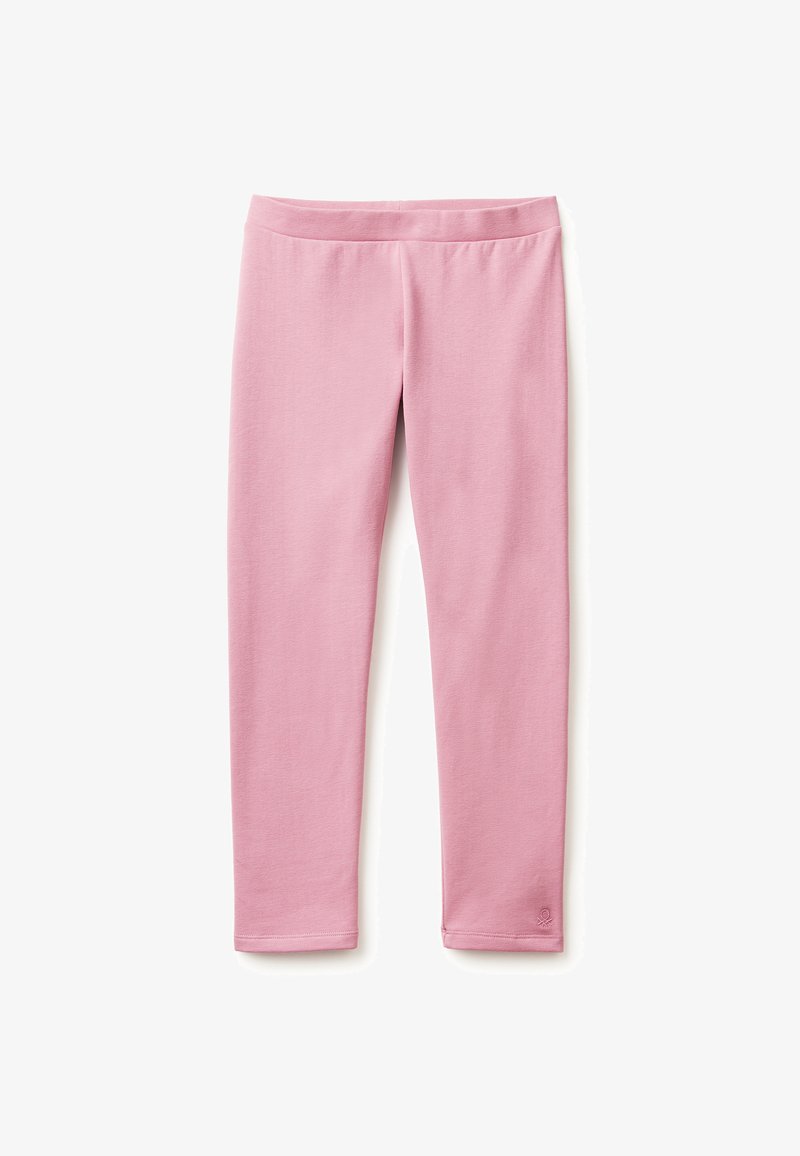 Růžové legíny vyrobené z hladké, elastické látky. Mají jednoduchý design s elastickým pasem a žádné viditelné vzory nebo akcenty.