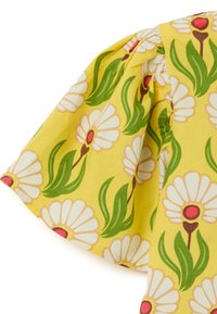 Manica di cotone con sfondo giallo che presenta margherite bianche con centri rosa e foglie verdi. Dettagli arricciati sulla cucitura.