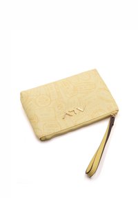 Pochette gialla con zip, decorata con un motivo a tema viaggio in rilievo, dotata di un cinturino da polso e di un dettaglio metallico con logo. Finitura esterna liscia.