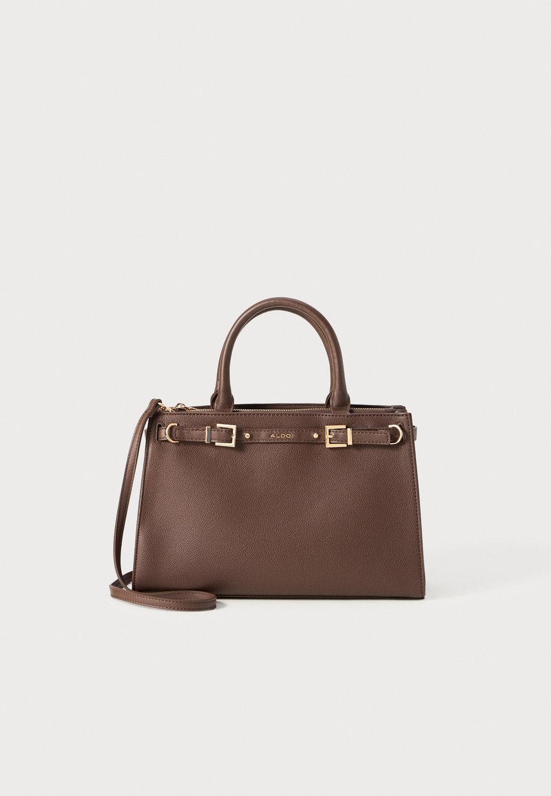 Sac à main en cuir texturé brun avec quincaillerie dorée, double poignée supérieure et bandoulière amovible ; comprend un ornement de logo à l'avant.