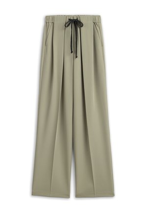 Luźne spodnie w oliwkowym zielonym kolorze, z wiązanym pasem, plisowanym wzorem, bocznymi kieszeniami i gładką fakturą tkaniny.