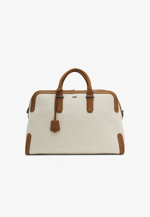Beżowa torba podróżna z tkaniny z brązowymi skórzanymi uchwytami, wykończeniem i metką, z logo "BOSS" z przodu i na metce.