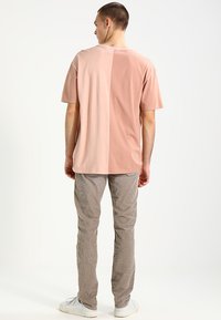 Urban Classics OVERSIZE HARLEQUIN TEE - Nyomott mintás póló - amber/light rose