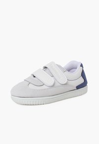 Scarpa in suede e pelle grigia con due fasce in velcro, rivestimento in rete bianco e dettagli blu scuro sul tallone. Suola in gomma. Punta arrotondata.