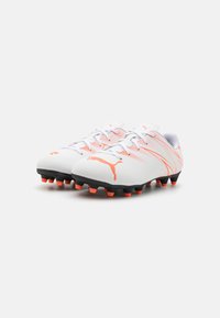 Scarpe da calcio bianche con accenti arancioni, caratterizzate da una tomaia texturizzata, sei tacchetti neri e lacci piatti. Logo Puma sui lati.