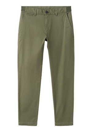 Pantalones verde oliva de algodón con una textura suave, que cuentan con bolsillos frontales, cremallera y cierre con botón. Corte entallado con líneas limpias.