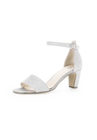 Zilveren sandalen met een hak en enkelbandje, met een gestructureerde bovenkant en een open teenontwerp. De hak is ongeveer 7 cm hoog.