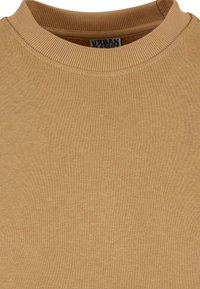 Sweat-shirt à col rond couleur noisette avec col côtelé et étiquette de la marque Urban Classics visible à l'intérieur de l'encolure.