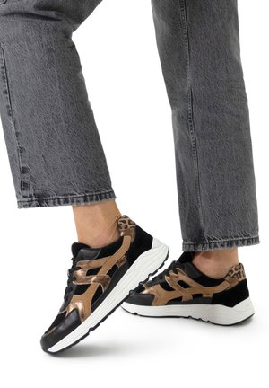 Zwarte en bronzen sport sneakers van suede en synthetische materialen. Accenten met luipaardprint en een witte zool. Gekocht met een grijze spijkerbroek.