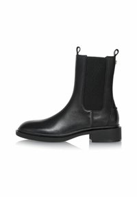 Czarne skórzane botki za kostkę z elastycznymi panelami bocznymi, zaokrąglonym noskiem i małym obcasem. Posiadają pętle z tyłu ułatwiające zakładanie. Gładka tekstura.