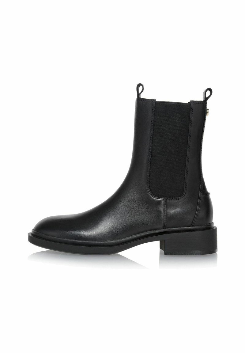 Czarne skórzane botki za kostkę z elastycznymi panelami bocznymi, zaokrąglonym noskiem i małym obcasem. Posiadają pętle z tyłu ułatwiające zakładanie. Gładka tekstura.