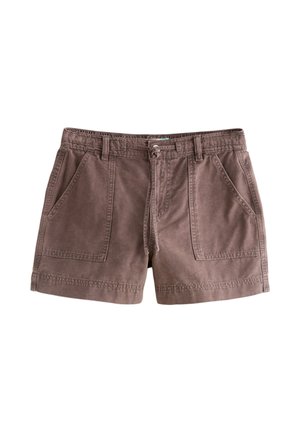 Shorts marron décontractés avec grandes poches avant, passants pour ceinture et fermeture à cordon noué devant sur fond blanc.