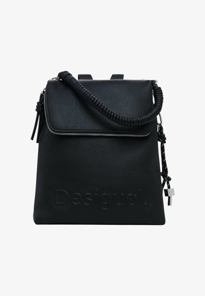 Zaino in pelle nera di Desigual, caratterizzato da una finitura testurizzata, chiusura con zip, logo prominente e un manico avvolto per una presa sicura.