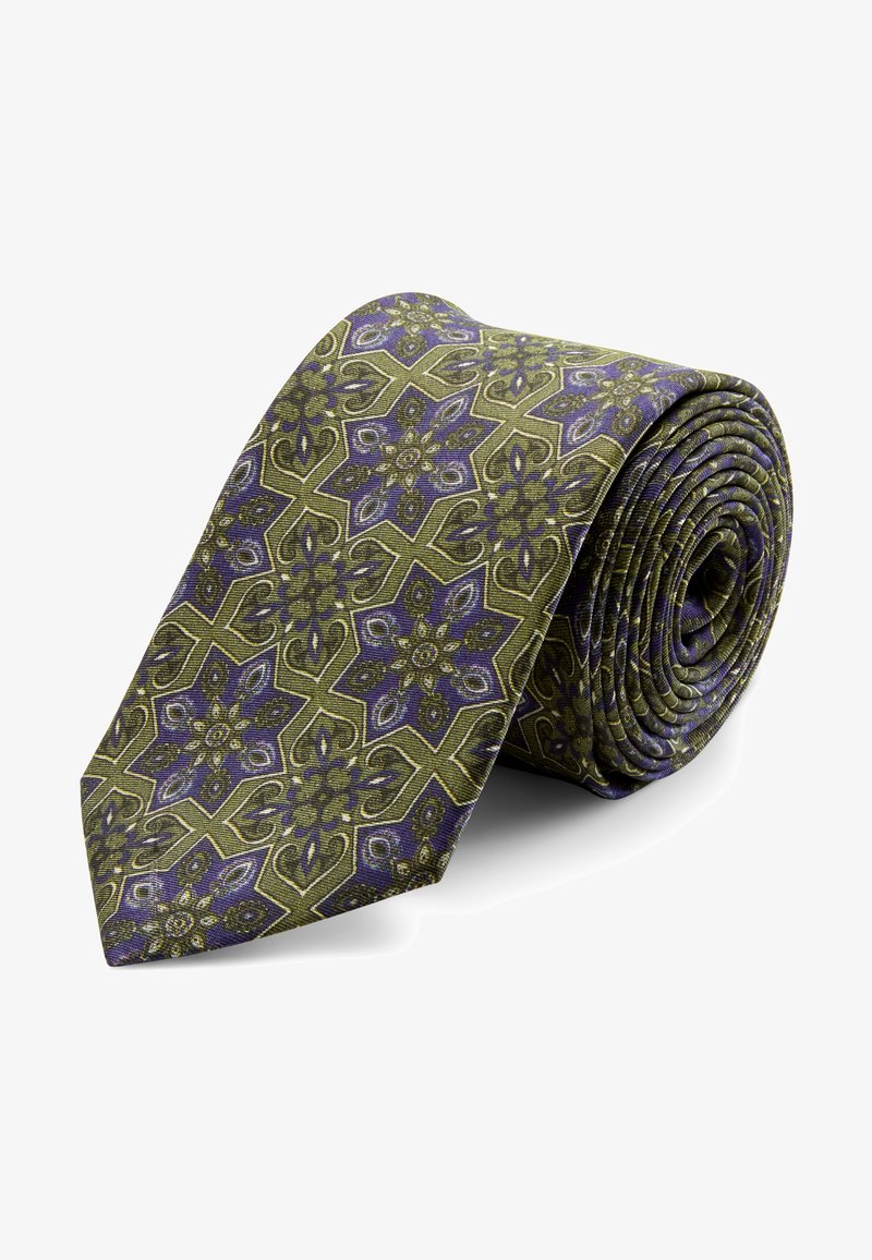Grøn slips med et blomster- og geometrisk mønster i lilla og guld. Lavet af stof, har det en glat tekstur og et rullet design.