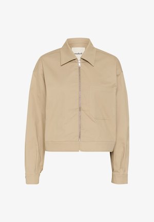 Bež jakna do pasu z sprednjim zadrgo, koničastim ovratnikom in enim zakrpano žeperjem na levi strani. Narejena iz gladkega materiala.