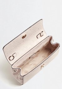 Borsa in pelle rosa chiaro con motivo in rilievo del logo, chiusura a scatto magnetico e interno in tessuto beige. Presenta due fermagli interni.