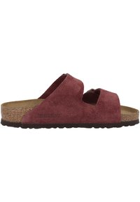 Sandali Birkenstock in suede bordeaux. Design open-toe con due fasce incrociate e una soletta in sughero, dotati di una suola in gomma scura.