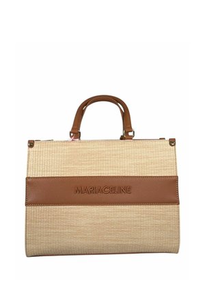 Borsa rettangolare beige intrecciata con manici in pelle marrone e una striscia orizzontale in pelle con la scritta in rilievo "MARIACELINE."