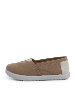 Ruskea slip-on-muotoinen vapaa-ajan kenkä, jossa vaaleanharmaa kumipohja ja vaaleanharmaa kangas kantapäässä, sivukuva valkoisella taustalla.