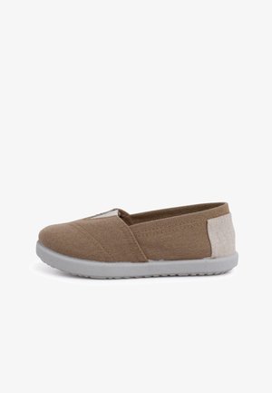 Ruskea slip-on-muotoinen vapaa-ajan kenkä, jossa vaaleanharmaa kumipohja ja vaaleanharmaa kangas kantapäässä, sivukuva valkoisella taustalla.