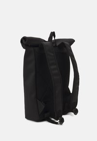 Černý batoh s rolovacím uzávěrem, s texturovaným povrchem, polstrovanými popruhy a síťovanými detaily. Funkční design vhodný pro každodenní používání.