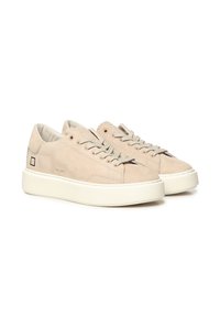 Sneaker in suede beige con suola in gomma bianca, dotate di punta rotonda, lacci e accenti di design minimalista.