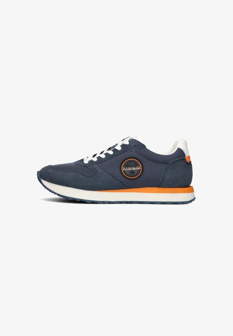 Scarpa sportiva blu navy con parte superiore in suede, lacci bianchi, accento arancione sulla suola e un logo circolare sul lato.