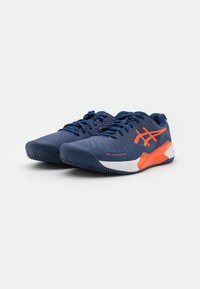 ASICS GEL CHALLENGER - Salakpályás teniszcipők - blue expanse/koi