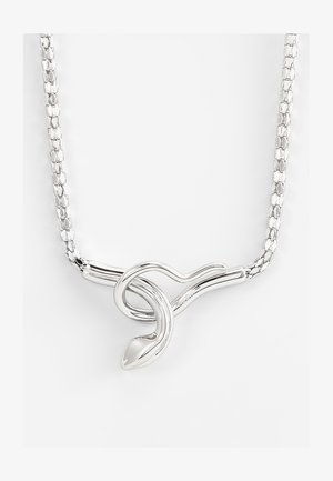 Collier en argent avec une chaîne tressée et un pendentif en forme de nœud, présentant une extrémité lisse et effilée ainsi que des détails complexes.