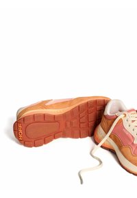 Zapatillas de running que presentan una combinación de cuero en tonos marrón claro y rosa suave, con una suela de goma naranja texturizada y cordones en color crema. Logo "HOFF" visible.