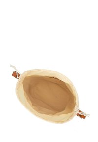 Beige canvas opbergzak met een trekkoordsluiting en leren accenten. Soepele textuur, lichtgewicht ontwerp en ruime binnenkant.