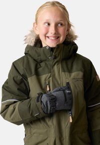 Groene geïsoleerde jas met een met bont afgewerkte capuchon, voorzien van ritsen en een logo. Grijze handschoenen met verstelbare banden en een textuurstof.